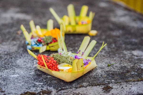 Offrandes Aux Dieux Bali Avec Des Fleurs Nourriture Des Bâtons — Photo