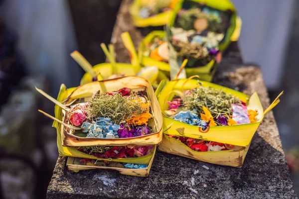 Ofrendas Los Dioses Bali Con Flores Comida Palitos Aroma — Foto de Stock