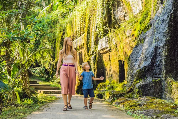 Anne ve oğlu Gunung Kawi tapınak taş, Bali, Endonezya, merdivenlerde
