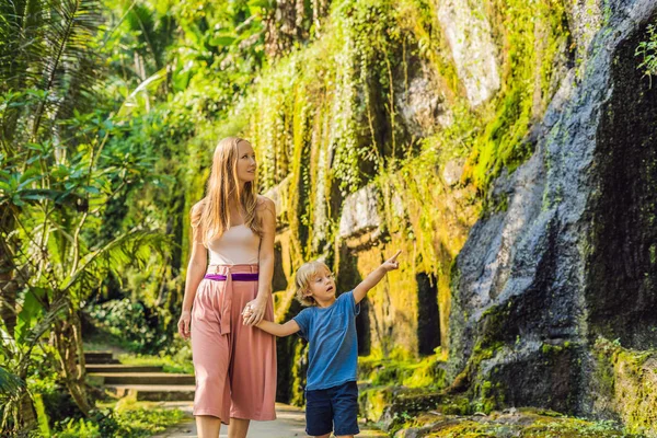 Anne ve oğlu Gunung Kawi tapınak taş, Bali, Endonezya, merdivenlerde