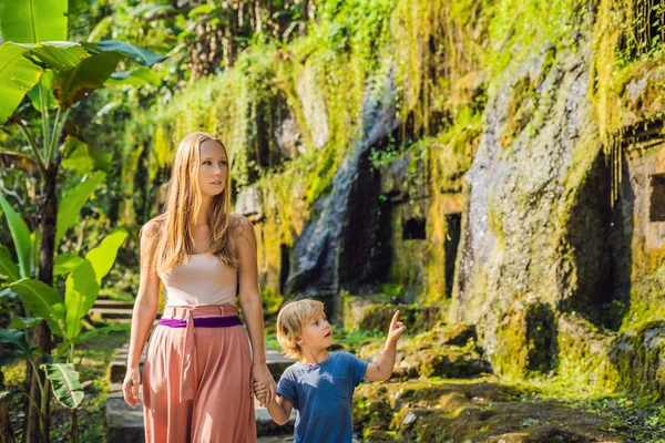 Anne ve oğlu Gunung Kawi tapınak taş, Bali, Endonezya, merdivenlerde