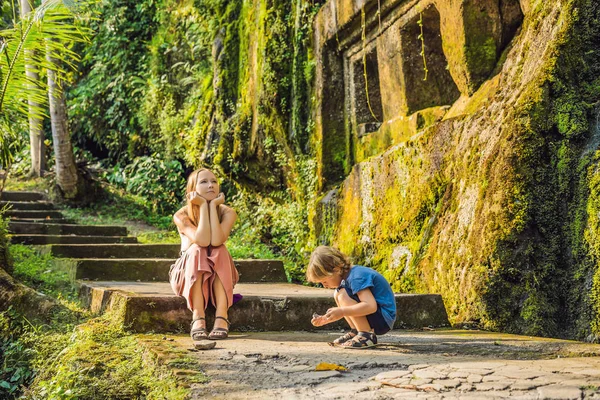 Mãe Filho Nas Escadas Templo Pedra Gunung Kawi Bali Indonésia — Fotografia de Stock