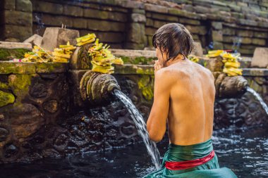 Kutsal bahar su tapınak Bali banyo adam.