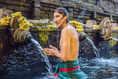 Adam kutsal bahar su tapınak Bali yıkanırken dua.