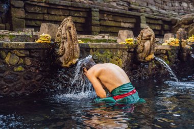 Kutsal bahar su tapınak Bali yıkanırken selam adam.
