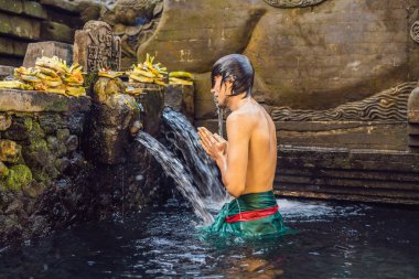 Adam kutsal bahar su tapınak Bali yıkanırken dua.