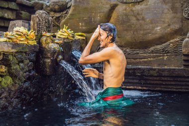 Kutsal bahar su tapınak Bali banyo adam.