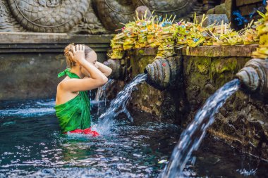 Genç kadın kutsal su bahar su akışı, Bali, Endonezya ile poz