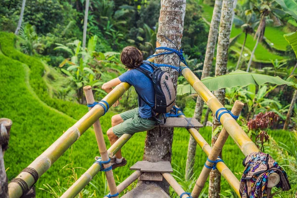 Mannelijke Reiziger Zitten Buurt Van Palm Rijst Veld Ubud Bali — Stockfoto