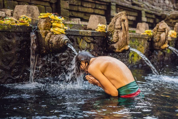 Adam kutsal bahar su tapınak Bali yıkanırken dua.