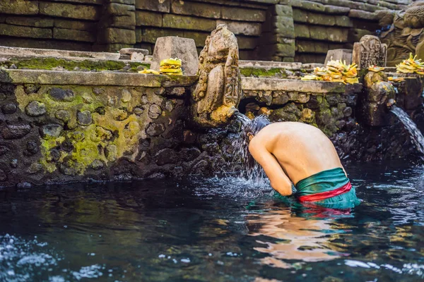 Adam kutsal bahar su tapınak Bali yıkanırken dua.