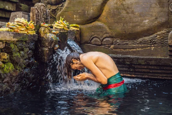Mężczyzna Kłaniając Się Podczas Kąpieli Świętej Wiosna Woda Świątyni Bali — Zdjęcie stockowe