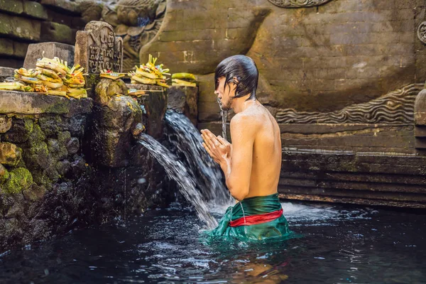 Adam kutsal bahar su tapınak Bali yıkanırken dua.