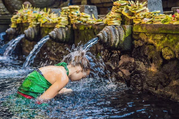 Jonge Vrouw Poseren Heilige Waterbron Met Waterstraal Bali Indonesië — Stockfoto