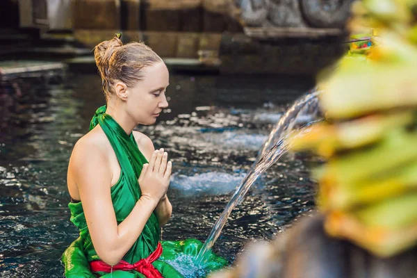 Mujer Joven Posando Fuente Agua Bendita Con Arroyo Agua Bali —  Fotos de Stock