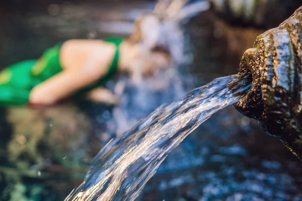 Kutsal bahar su Tapınağı Bali kadında. Bir petirtaan ya da banyo yapısı, onun kutsal kaynak suyu için ünlü Tapınağı bileşiği oluşur