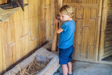 Un bir havanda yapma. Çocuk un yapar