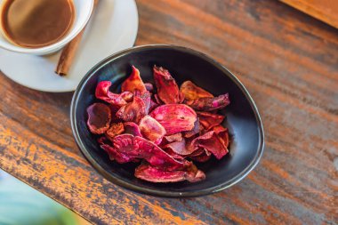 Fincan kahve Luwak Çubuk Tarçın ve mangosten fiş ile Bali, Endonezya'da görev yaptı.