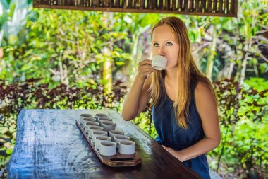 Genç kadın çeşitli geleneksel kahve ve çay, Endonezya tatma