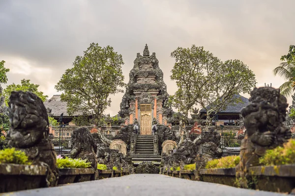 インドネシアバリ島ウブドのプラ タマン ケムダ サラスワティ寺院 — ストック写真