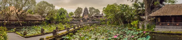 インドネシアバリ島ウブドのプラ タマン ケムダ サラスワティ寺院 — ストック写真