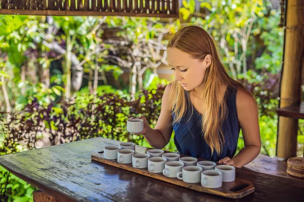 Junge Frau Wählt Tasse Traditionellen Kaffee Oder Tee Indonesien — Stockfoto