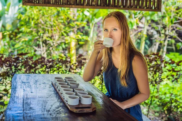 Genç kadın çeşitli geleneksel kahve ve çay, Endonezya tatma