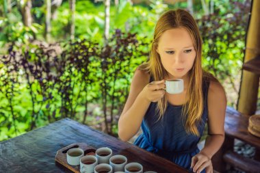 Genç kadın çeşitli geleneksel kahve ve çay, Endonezya tatma