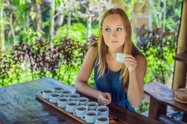 Genç kadın çeşitli geleneksel kahve ve çay, Endonezya tatma