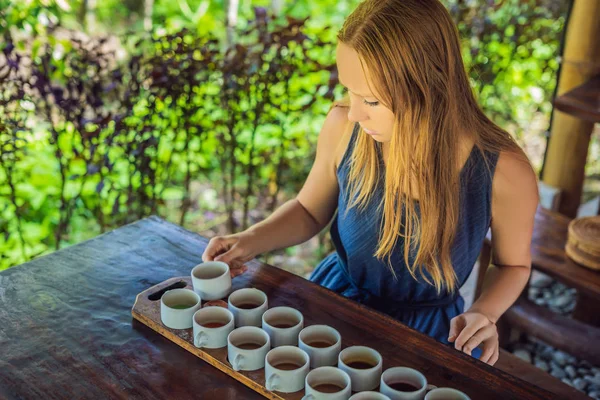 Genç Kadın Geleneksel Kahve Çay Endonezya Seçme — Stok fotoğraf
