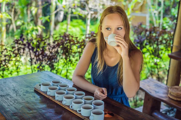 Jovem Mulher Degustação Diferentes Tipos Café Chá Tradicional Indonésia — Fotografia de Stock