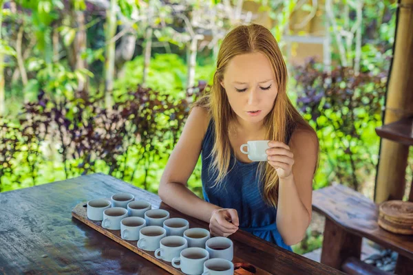 Молодая Женщина Дегустации Различных Видов Традиционного Кофе Чая Индонезия — стоковое фото