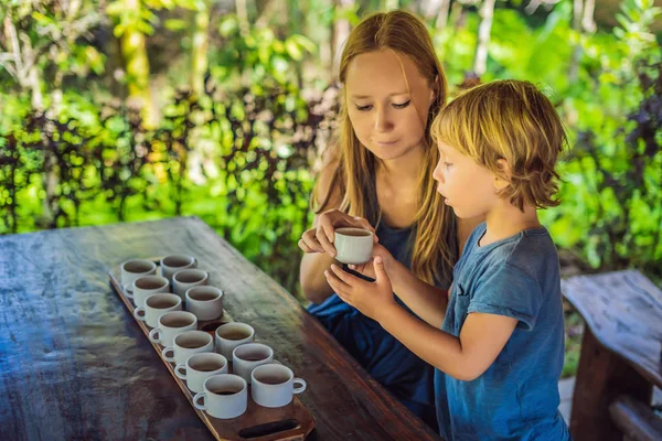 Madre Hijo Degustación Diferentes Tipos Café Isla Bali — Foto de Stock