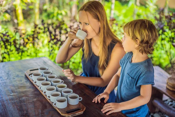 母亲和儿子在巴厘岛品尝不同种类的咖啡和茶 — 图库照片