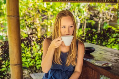 Genç kadın Luwak kahve Café, Bali, Endonezya ile poz