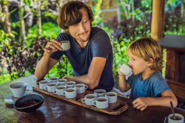 Baba ve oğlu çeşitli kahve ve çay Bali Adası tatma