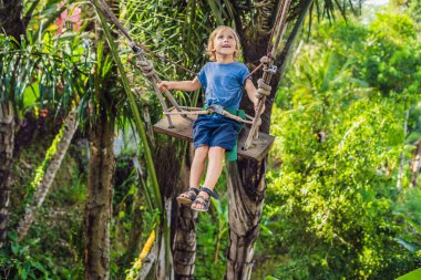 Bali Adası, Endonezya avucunda ile ormanda salıncak üzerinde mutlu çocuk
