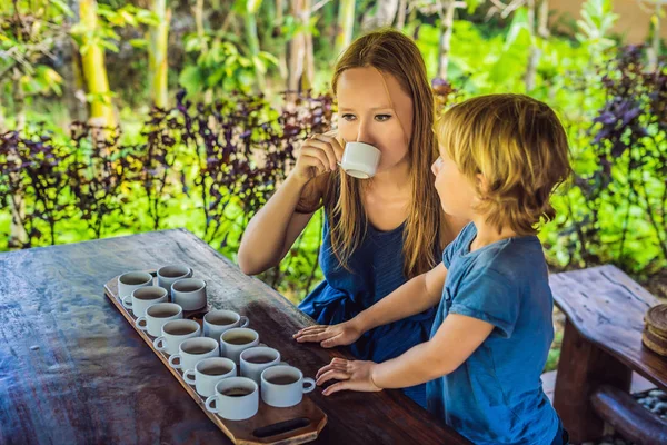 Mãe Filho Provando Diferentes Tipos Café Chá Ilha Bali — Fotografia de Stock
