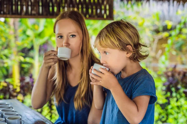 Μητέρα Και Γιος Δοκιμάζοντας Διαφορετικά Είδη Καφέ Και Τσάι Στο — Φωτογραφία Αρχείου