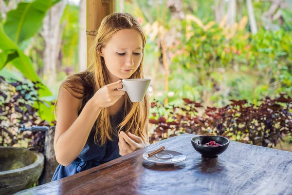Молодая Женщина Позирует Чашкой Кофе Luwak Кафе Бали Индонезия — стоковое фото