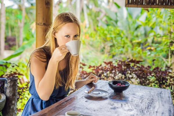 Młoda Kobieta Pije Kawę Luwak Kawiarni Uśmiechnięty Bali Indonezja — Zdjęcie stockowe