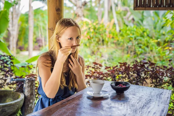 Jovem Mulher Bebendo Café Luwak Terraço Café — Fotografia de Stock