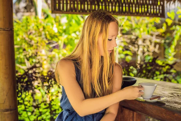 Молодая Женщина Позирует Чашкой Кофе Luwak Кафе Бали Индонезия — стоковое фото
