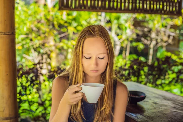 Jovem Posando Com Xícara Café Luwak Café Bali Indonésia — Fotografia de Stock