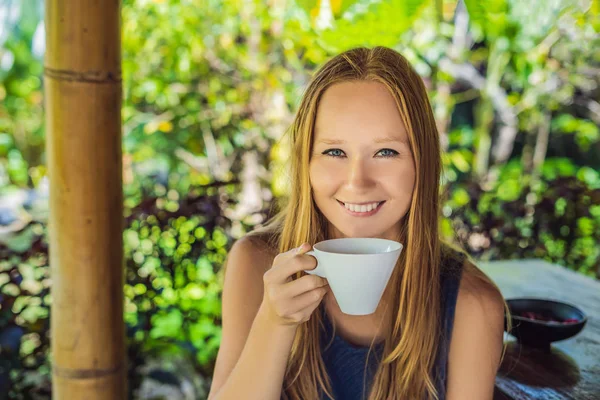 Kafede kahve Luwak ile poz ve gülümseyen, Bali, Endonezya genç kadın