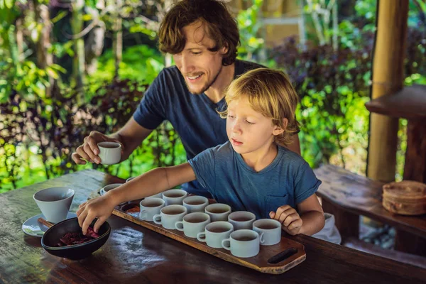 Baba ve oğlu çeşitli kahve ve çay Bali Adası tatma