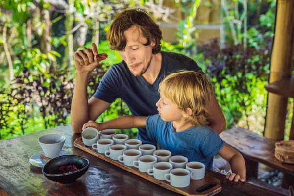 Baba ve oğlu çeşitli kahve ve çay Bali Adası tatma