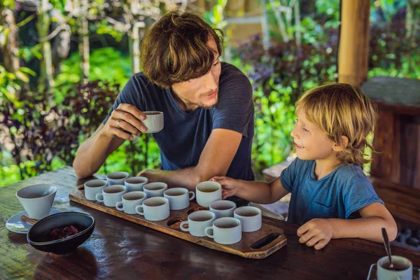 Baba ve oğlu çeşitli kahve ve çay Bali Adası tatma