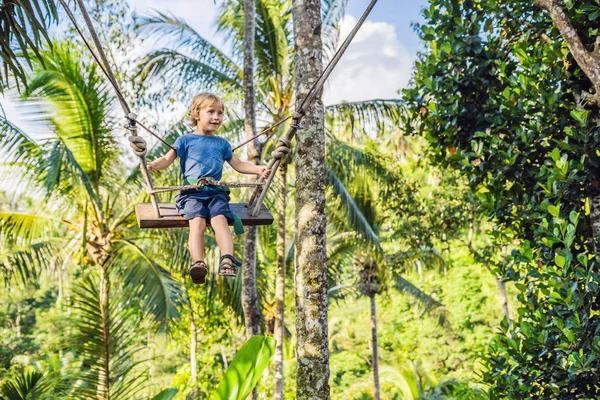 Bali Adası Endonezya Avucunda Ile Ormanda Salıncak Üzerinde Mutlu Çocuk — Stok fotoğraf