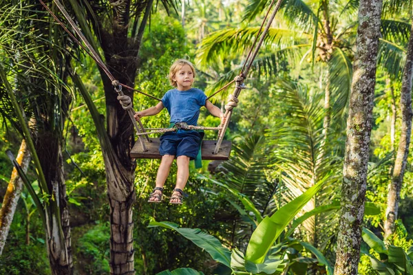 Счастливый Мальчик Качелях Джунглях Пальмами Острове Бали Индонезия — стоковое фото